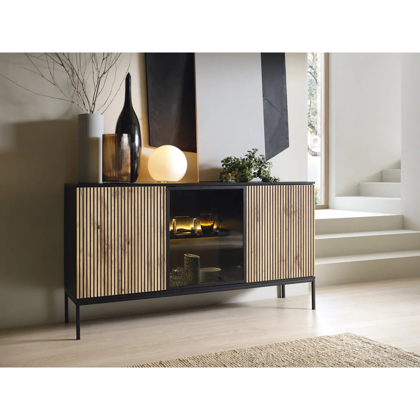 Callagher 153 cm Kommode mit LED-Beleuchtung – Schwarz und Eiche Wotan