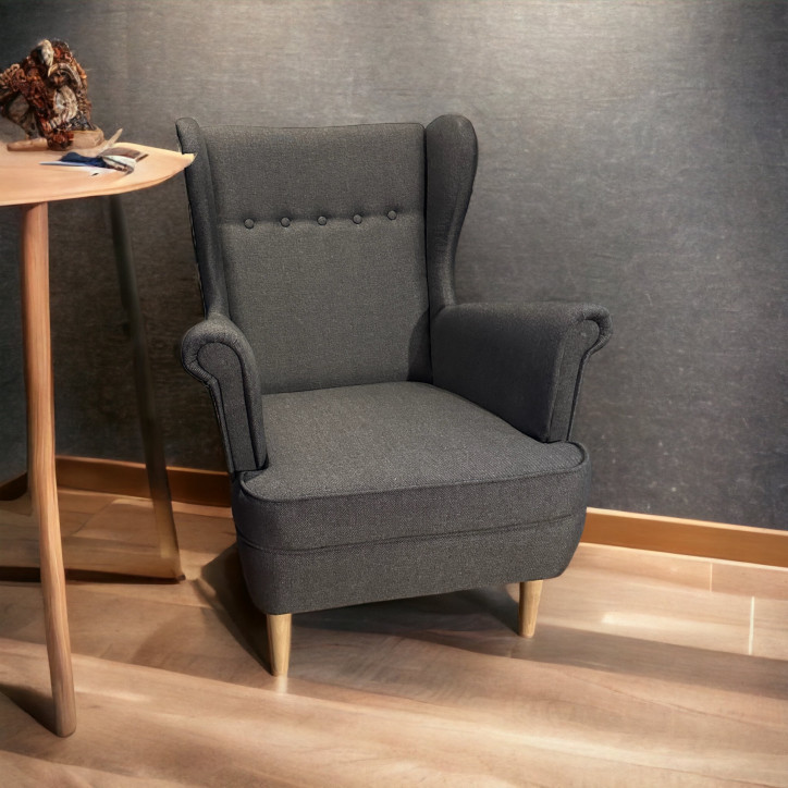 Molly Ohrensessel – Skandinavischer Polstersessel mit Knopfheftung