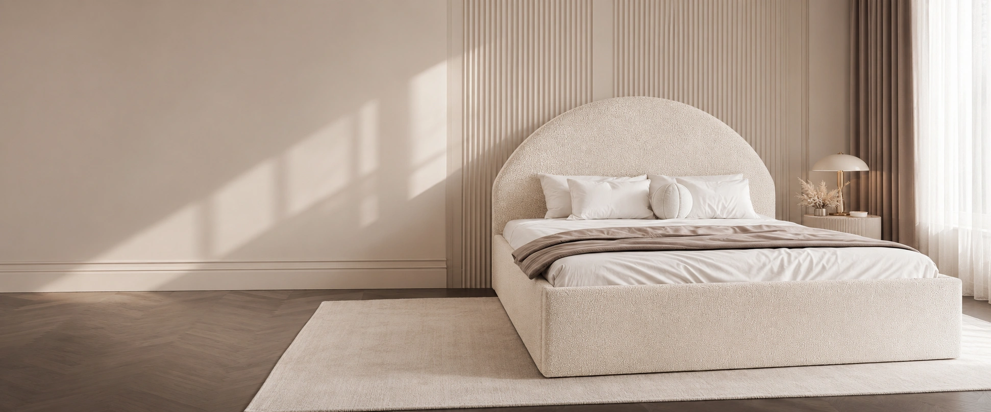 Modernes Polsterbett im stilvollen Schlafzimmer